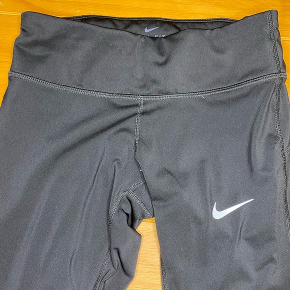 LIKE NEW NIKE MID RISE CROP LEGGINGS - Picture 2 of 4
